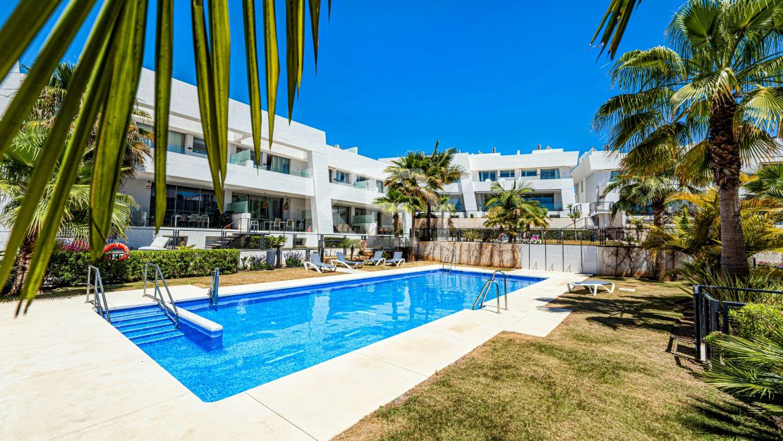 Preciosa casa adosada en esquina con jardín propio y piscina en la azotea en Río Real, Marbella.a