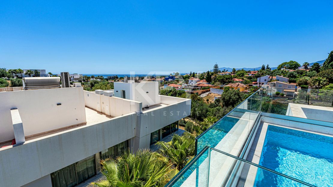 Beautiful Corner Townhouse with own garden and a roof-top pool in Rio Real, Marbella