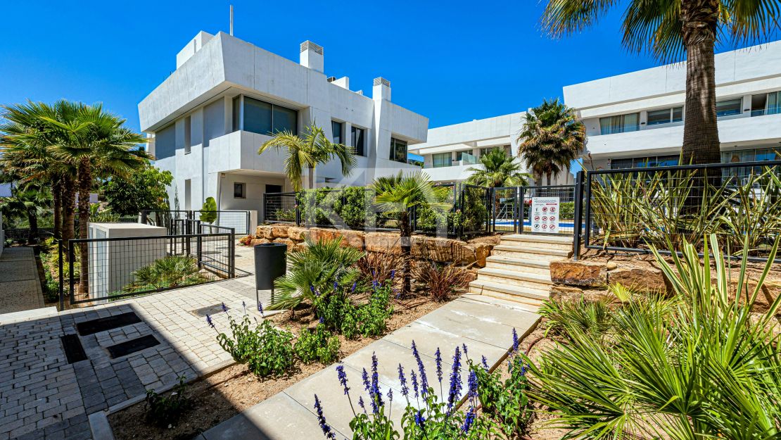 Preciosa casa adosada en esquina con jardín propio y piscina en la azotea en Río Real, Marbella.a