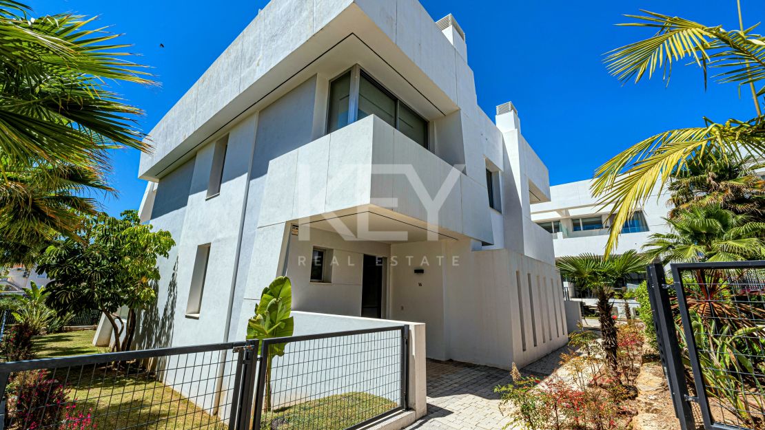 Preciosa casa adosada en esquina con jardín propio y piscina en la azotea en Río Real, Marbella.a