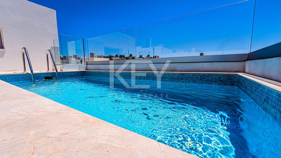 Preciosa casa adosada en esquina con jardín propio y piscina en la azotea en Río Real, Marbella.a