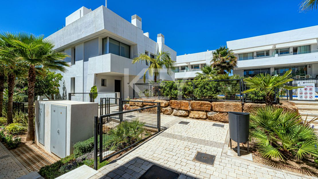 Preciosa casa adosada en esquina con jardín propio y piscina en la azotea en Río Real, Marbella.a