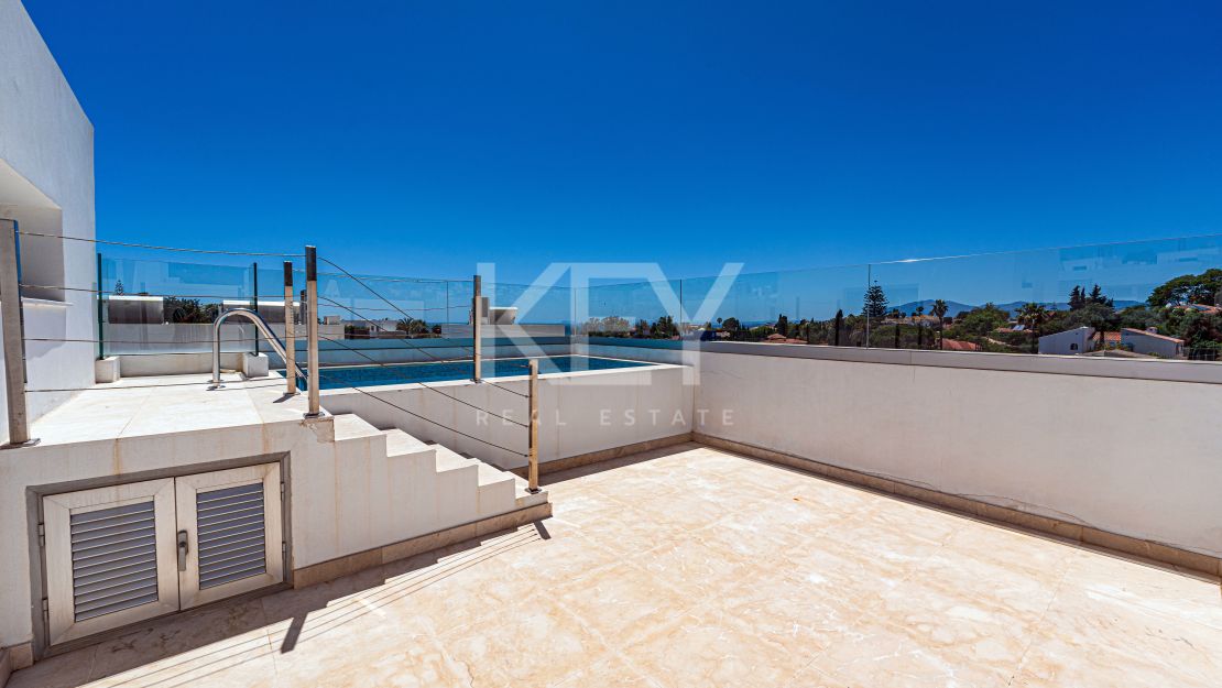 Preciosa casa adosada en esquina con jardín propio y piscina en la azotea en Río Real, Marbella.a
