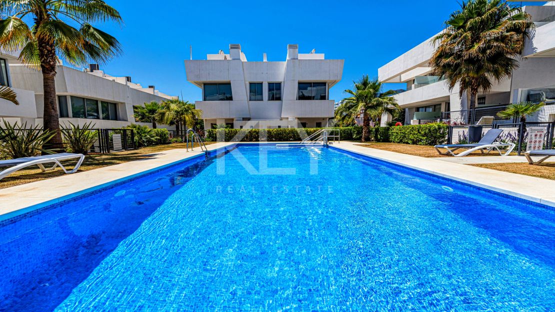 Preciosa casa adosada en esquina con jardín propio y piscina en la azotea en Río Real, Marbella.a
