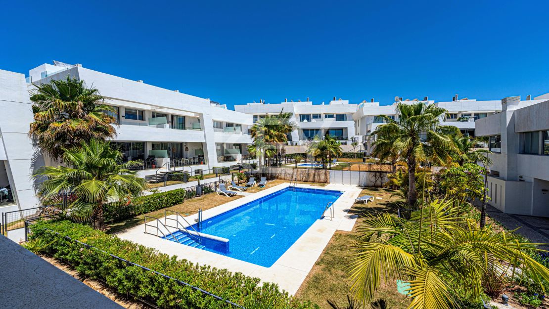 Preciosa casa adosada en esquina con jardín propio y piscina en la azotea en Río Real, Marbella.a
