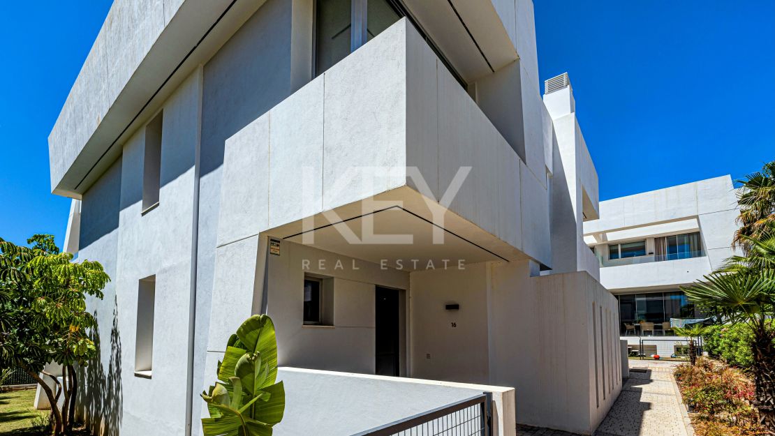 Preciosa casa adosada en esquina con jardín propio y piscina en la azotea en Río Real, Marbella.a