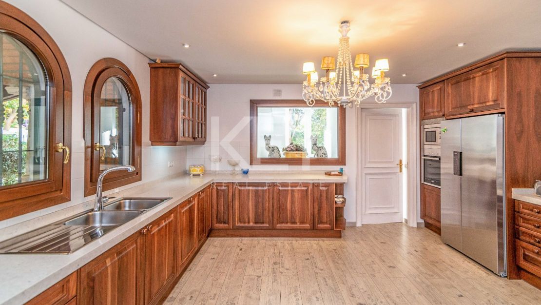 Frontline golf villa for sale in Rio Real, Marbella East