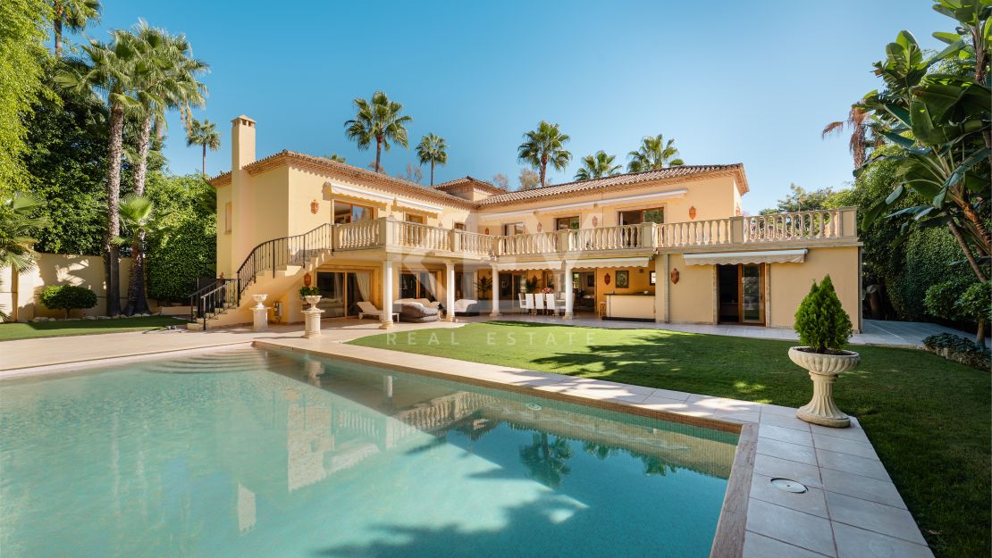 Amplia villa con fácil acceso a todos los servicios en Nueva Andalucía, Marbella.