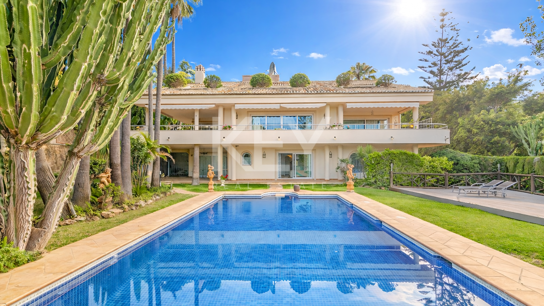 Frontline golf villa for sale in Rio Real, Marbella East