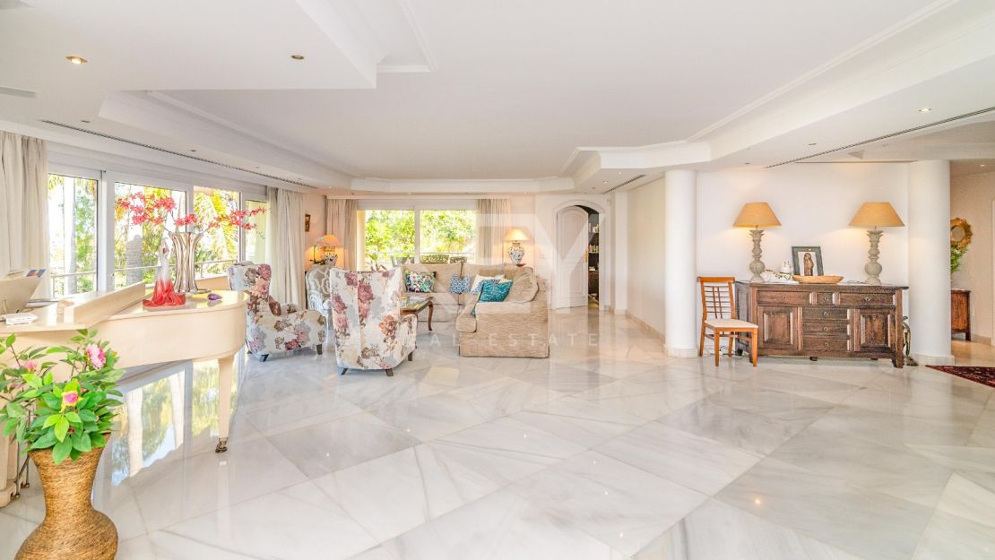 Frontline golf villa for sale in Rio Real, Marbella East