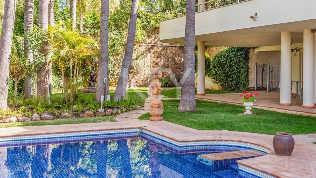 Frontline golf villa for sale in Rio Real, Marbella East