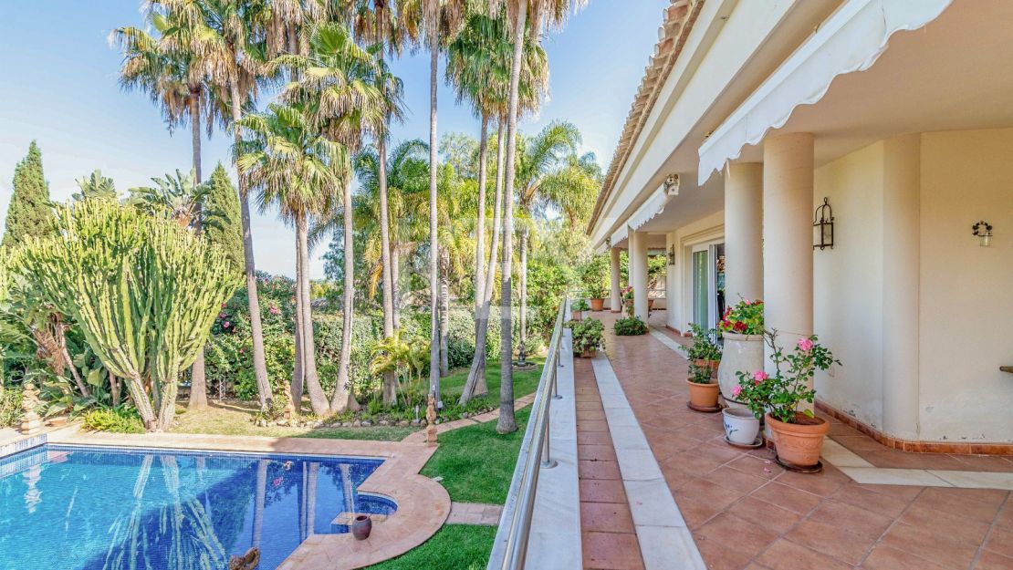 Frontline golf villa for sale in Rio Real, Marbella East