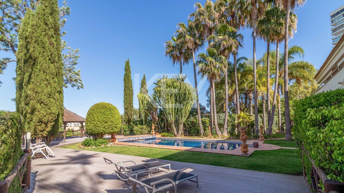 Frontline golf villa for sale in Rio Real, Marbella East