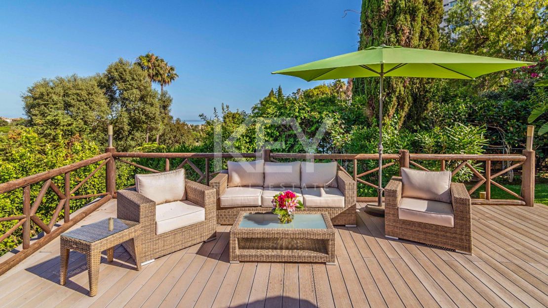 Frontline golf villa for sale in Rio Real, Marbella East