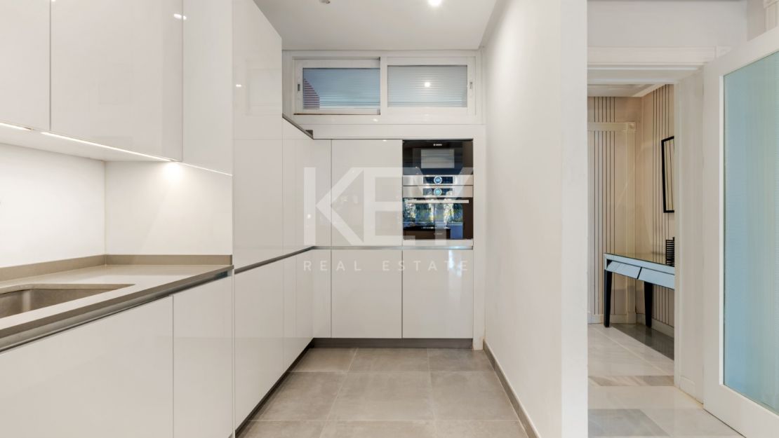 Stunning Seafront Luxury Apartment in Golden Mile, Marbella