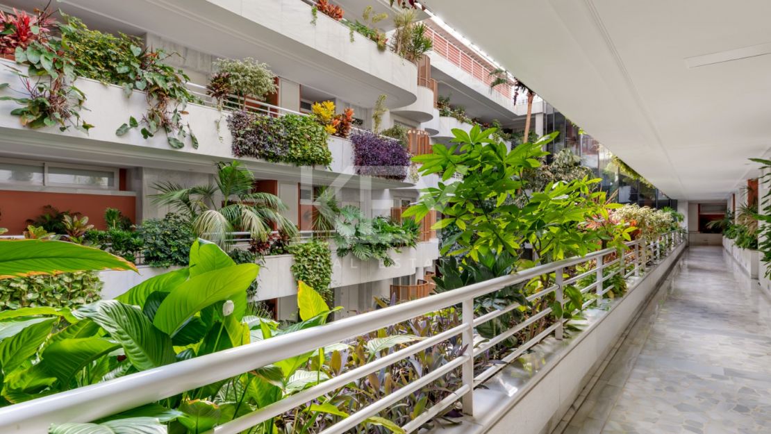 Stunning Seafront Luxury Apartment in Golden Mile, Marbella