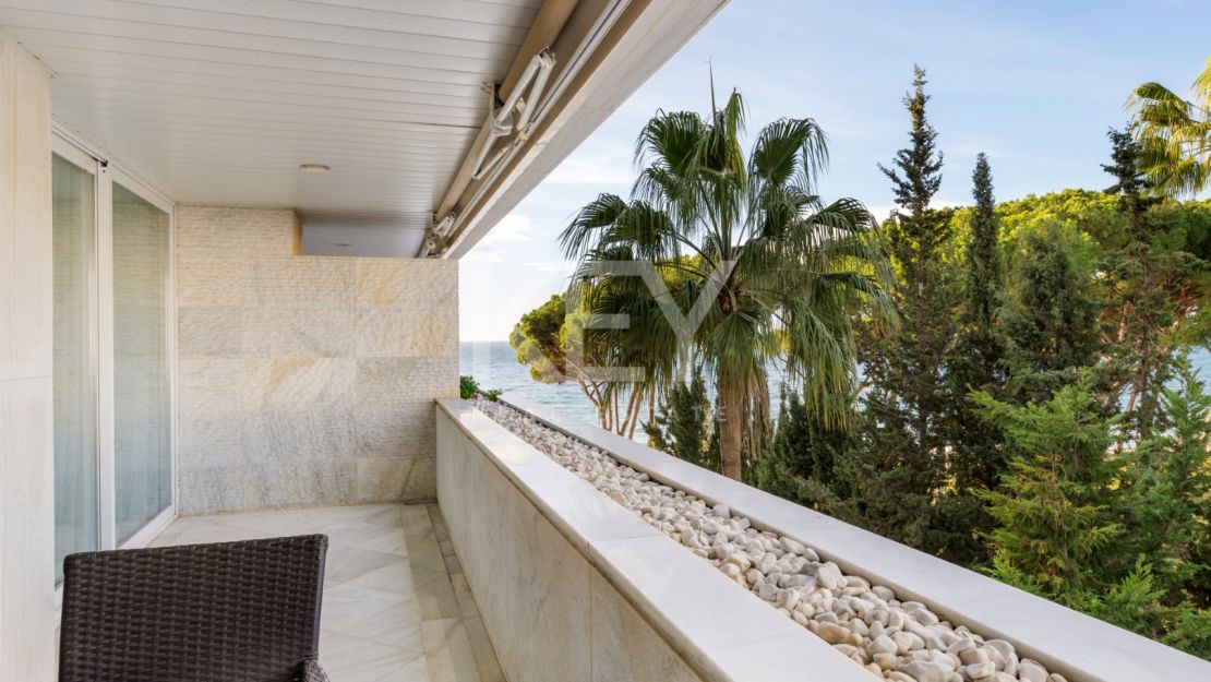 Stunning Seafront Luxury Apartment in Golden Mile, Marbella