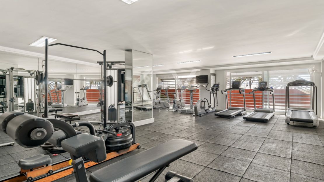 Stunning Seafront Luxury Apartment in Golden Mile, Marbella