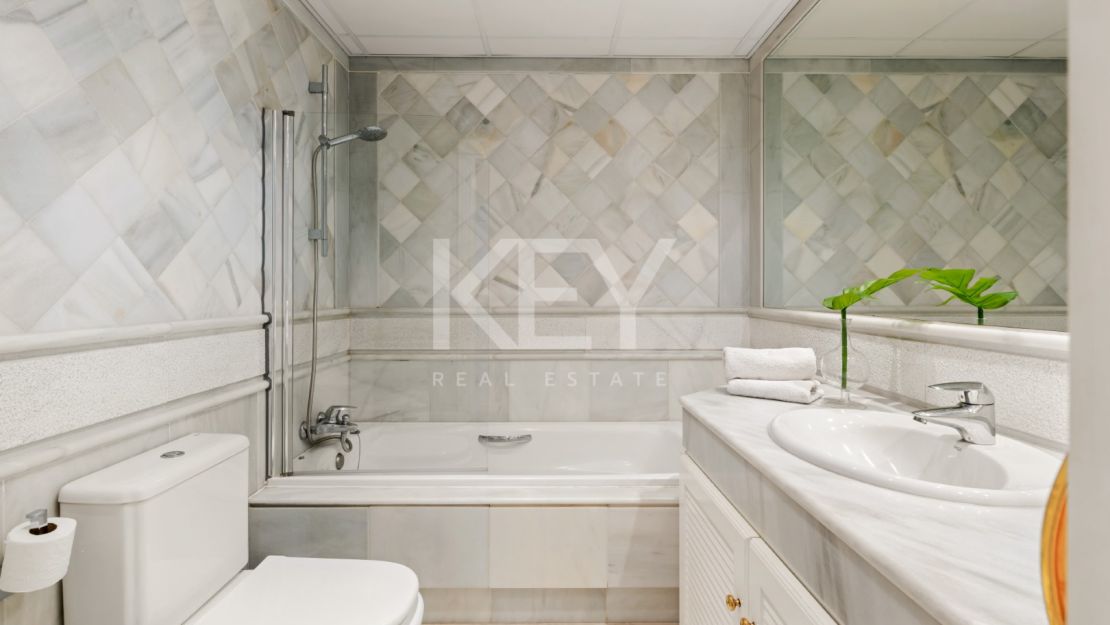 Stunning Seafront Luxury Apartment in Golden Mile, Marbella