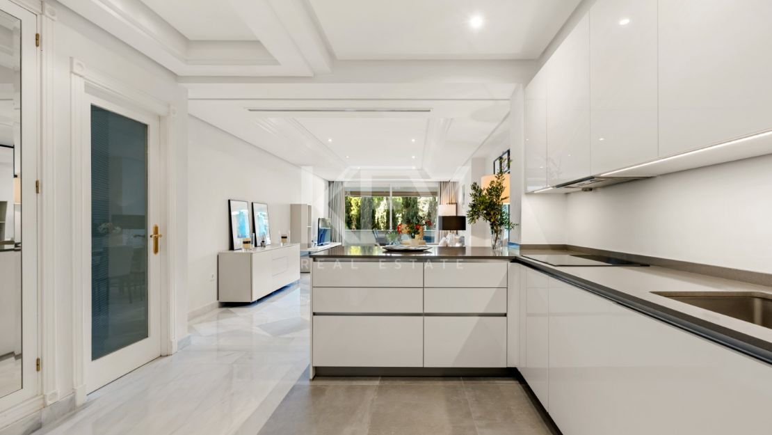 Stunning Seafront Luxury Apartment in Golden Mile, Marbella