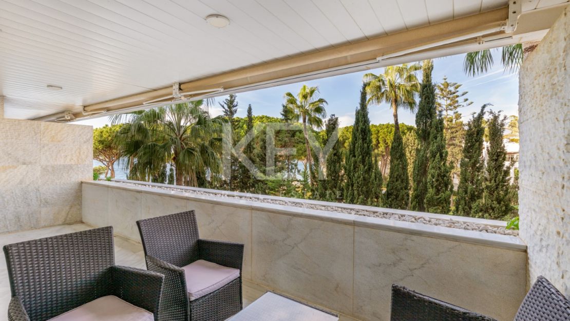 Stunning Seafront Luxury Apartment in Golden Mile, Marbella