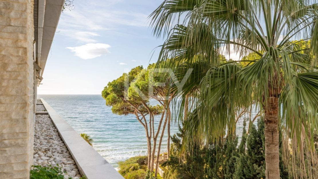 Stunning Seafront Luxury Apartment in Golden Mile, Marbella