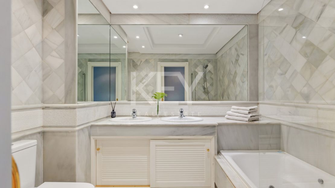 Stunning Seafront Luxury Apartment in Golden Mile, Marbella