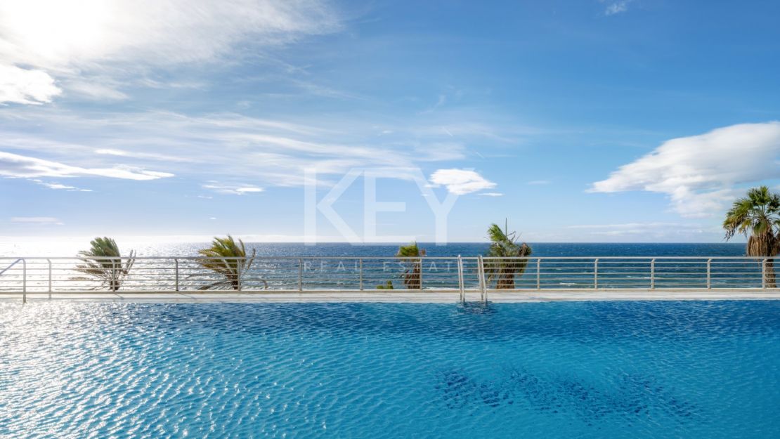 Stunning Seafront Luxury Apartment in Golden Mile, Marbella