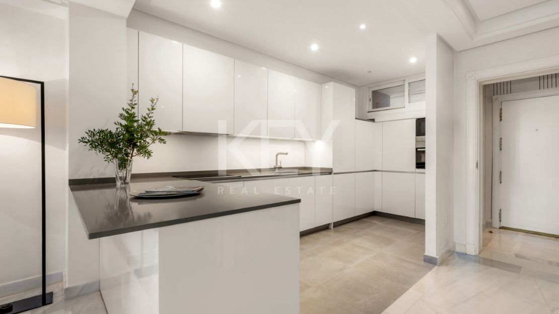 Stunning Seafront Luxury Apartment in Golden Mile, Marbella