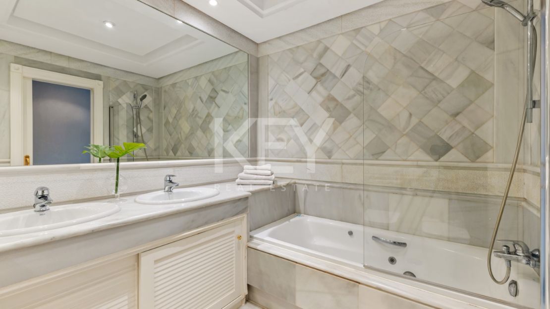 Stunning Seafront Luxury Apartment in Golden Mile, Marbella