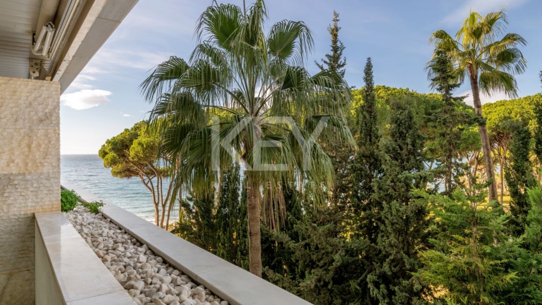 Stunning Seafront Luxury Apartment in Golden Mile, Marbella