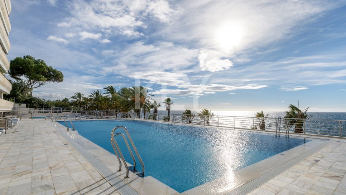 Stunning Seafront Luxury Apartment in Golden Mile, Marbella