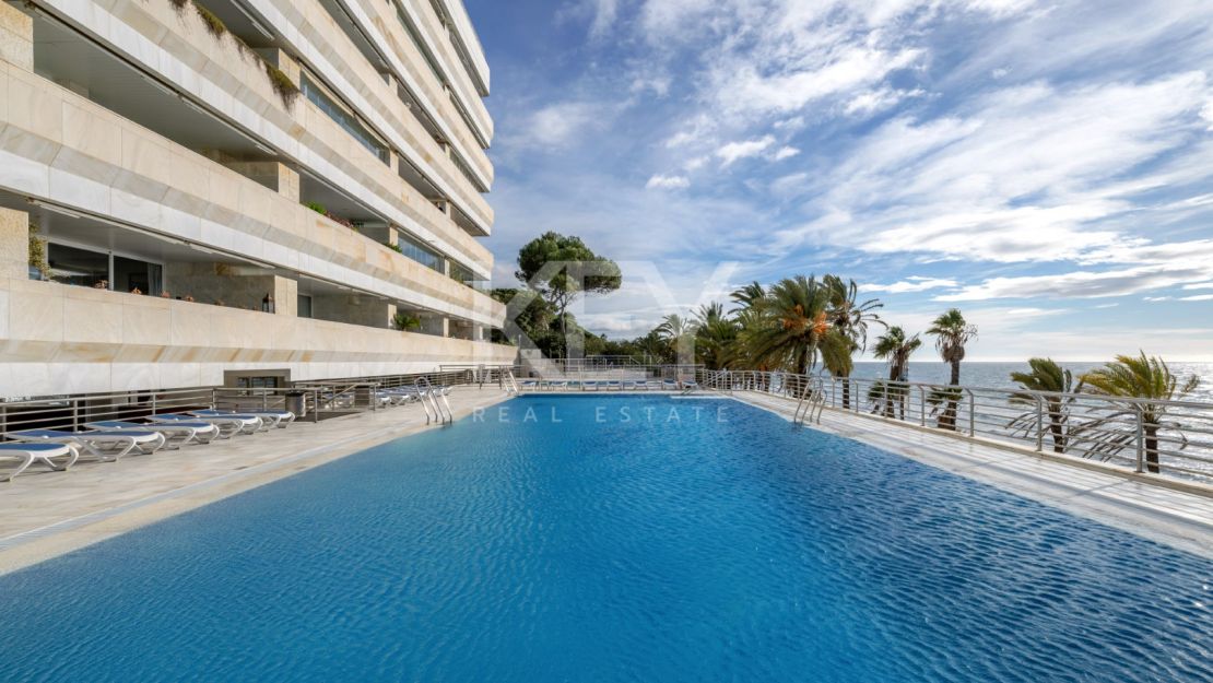 Stunning Seafront Luxury Apartment in Golden Mile, Marbella