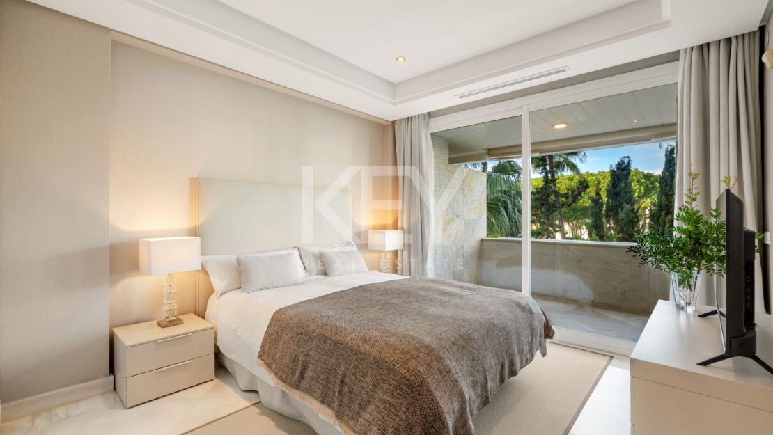 Stunning Seafront Luxury Apartment in Golden Mile, Marbella
