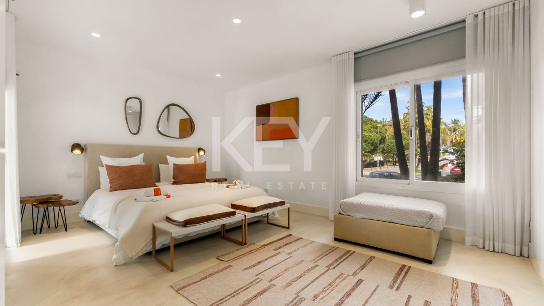 Una obra maestra contemporánea en Puente Romano, el complejo turístico más emblemático de Marbella, Marbella Golden Mile.