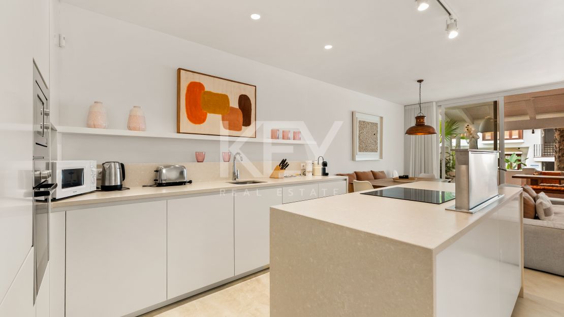 Una obra maestra contemporánea en Puente Romano, el complejo turístico más emblemático de Marbella, Marbella Golden Mile.