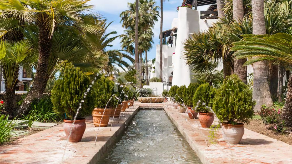 Una obra maestra contemporánea en Puente Romano, el complejo turístico más emblemático de Marbella, Marbella Golden Mile.