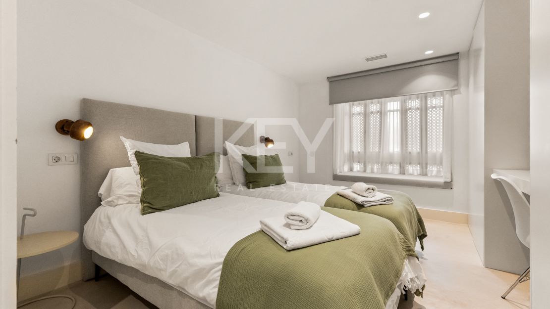 Una obra maestra contemporánea en Puente Romano, el complejo turístico más emblemático de Marbella, Marbella Golden Mile.