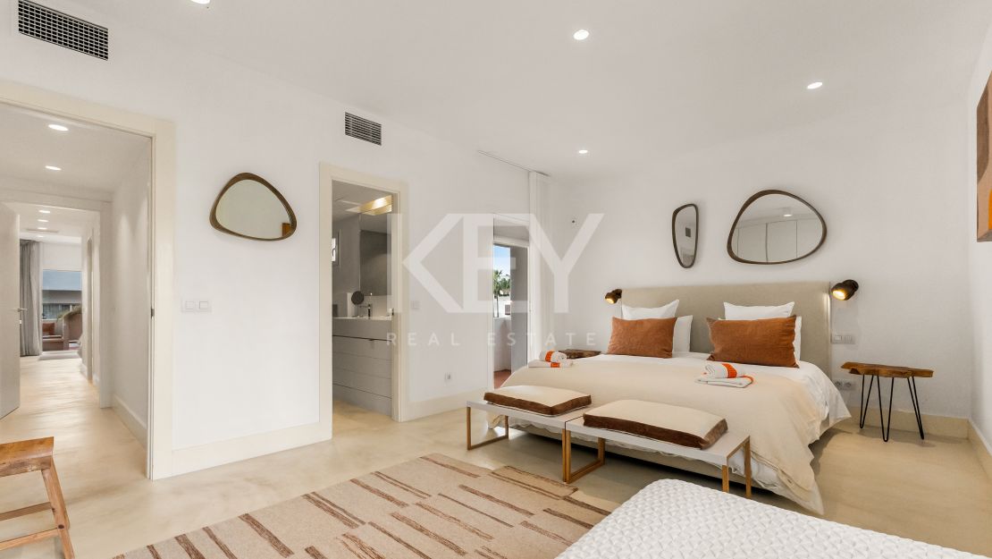 Una obra maestra contemporánea en Puente Romano, el complejo turístico más emblemático de Marbella, Marbella Golden Mile.