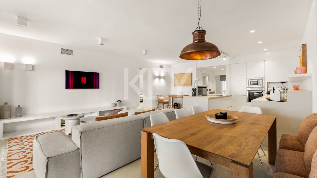 Una obra maestra contemporánea en Puente Romano, el complejo turístico más emblemático de Marbella, Marbella Golden Mile.