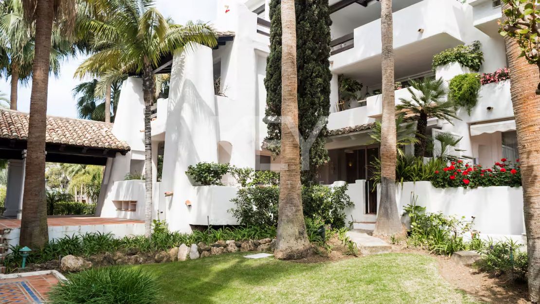 Una obra maestra contemporánea en Puente Romano, el complejo turístico más emblemático de Marbella, Marbella Golden Mile.