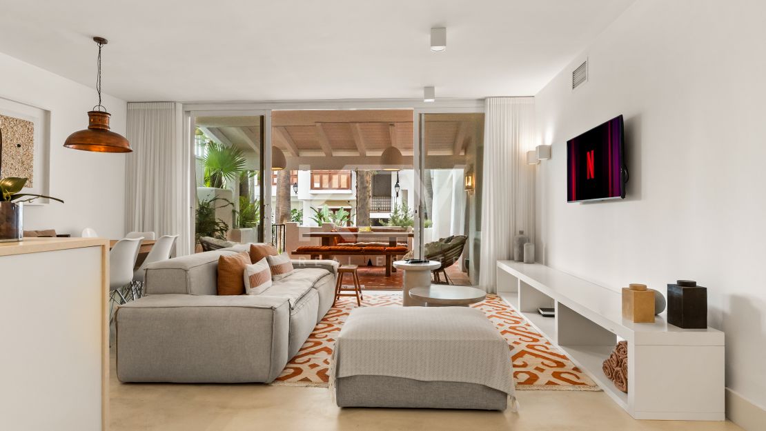 Una obra maestra contemporánea en Puente Romano, el complejo turístico más emblemático de Marbella, Marbella Golden Mile.