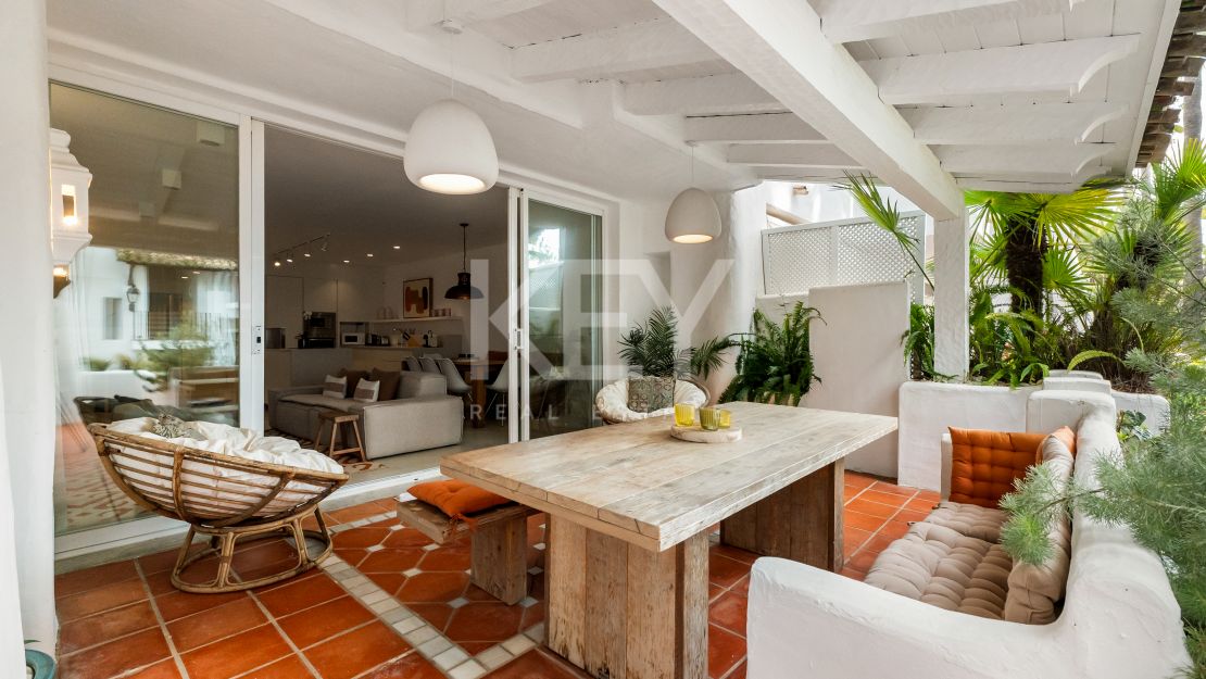 Una obra maestra contemporánea en Puente Romano, el complejo turístico más emblemático de Marbella, Marbella Golden Mile.