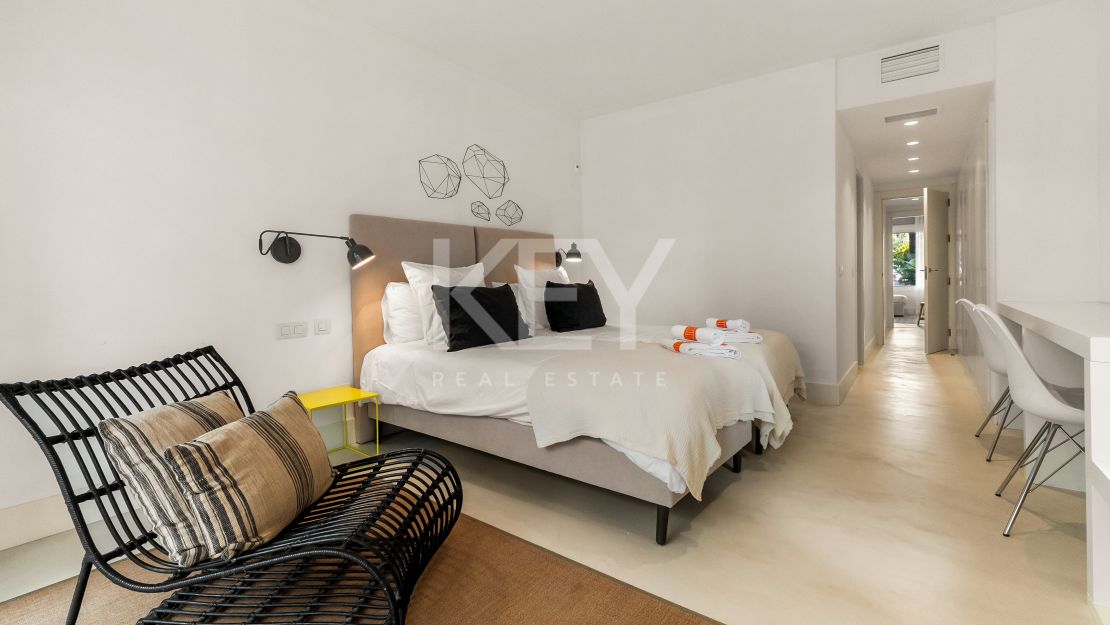 Una obra maestra contemporánea en Puente Romano, el complejo turístico más emblemático de Marbella, Marbella Golden Mile.