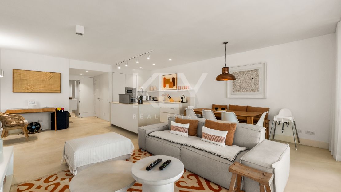 Una obra maestra contemporánea en Puente Romano, el complejo turístico más emblemático de Marbella, Marbella Golden Mile.