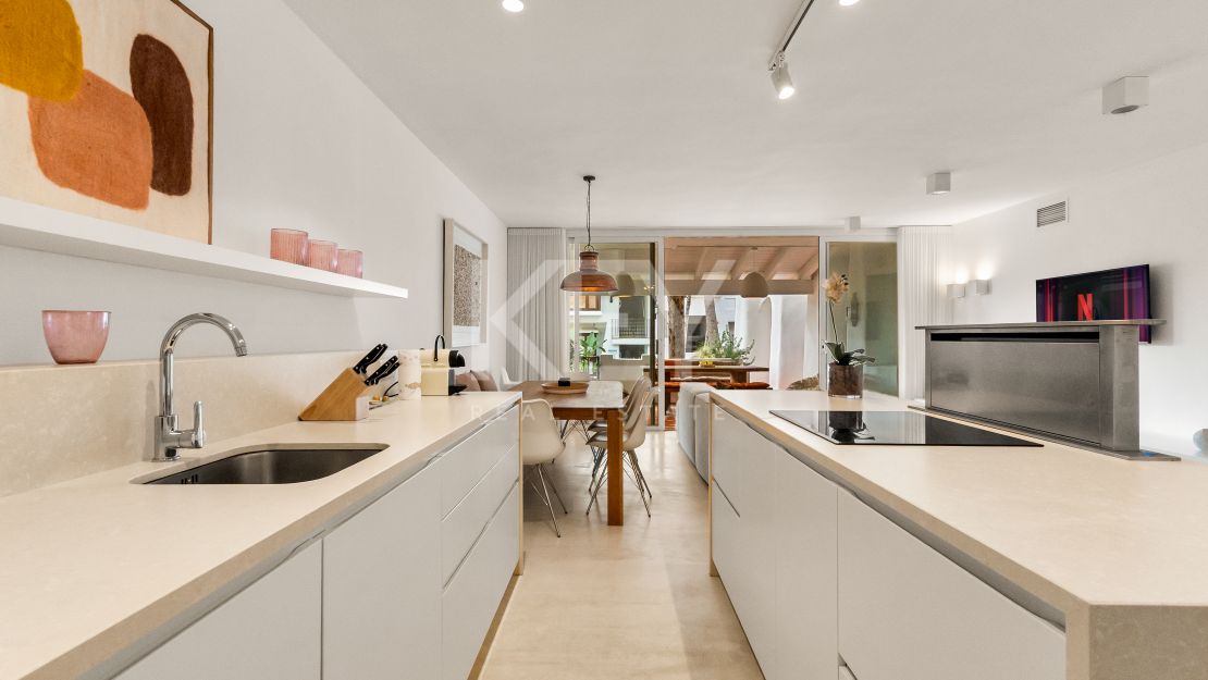 Una obra maestra contemporánea en Puente Romano, el complejo turístico más emblemático de Marbella, Marbella Golden Mile.