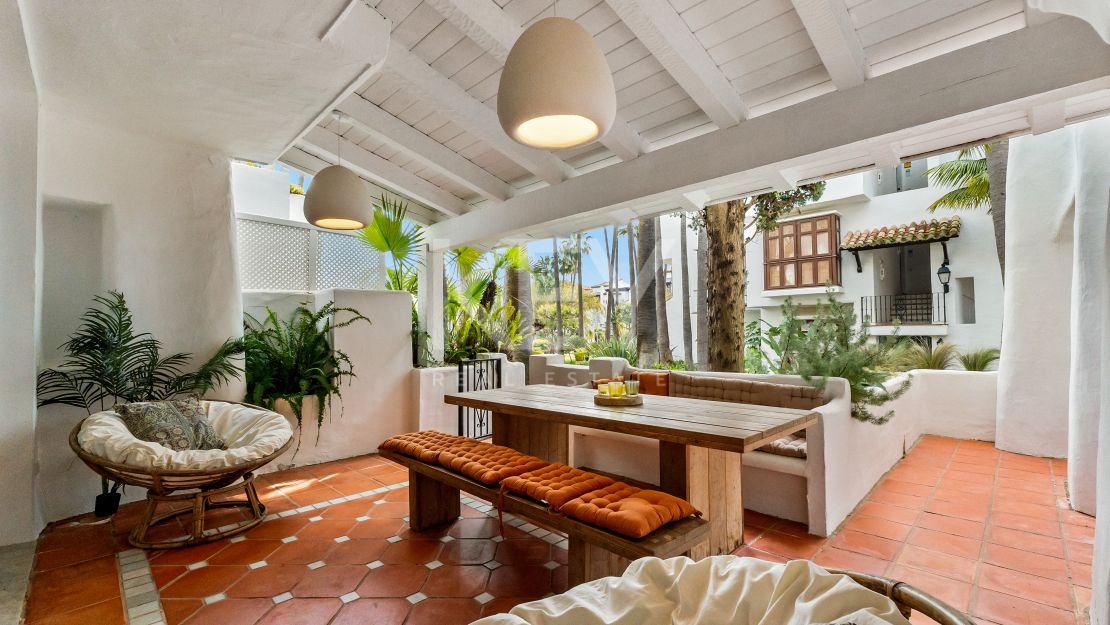 Una obra maestra contemporánea en Puente Romano, el complejo turístico más emblemático de Marbella, Marbella Golden Mile.