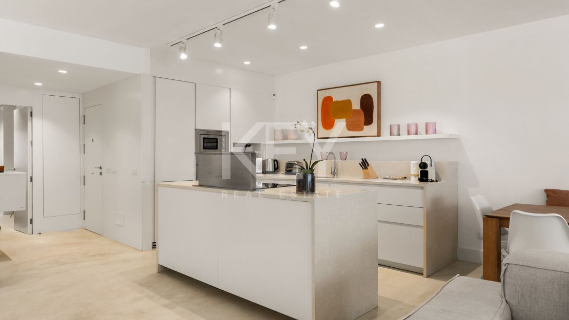 Una obra maestra contemporánea en Puente Romano, el complejo turístico más emblemático de Marbella, Marbella Golden Mile.