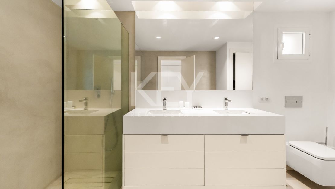 Una obra maestra contemporánea en Puente Romano, el complejo turístico más emblemático de Marbella, Marbella Golden Mile.