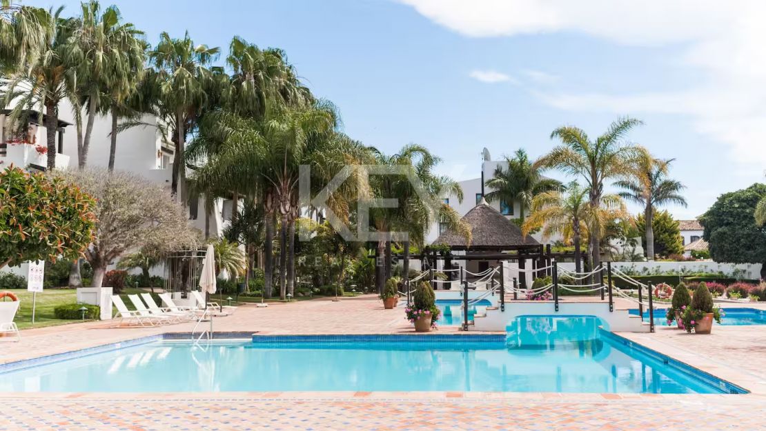 Una obra maestra contemporánea en Puente Romano, el complejo turístico más emblemático de Marbella, Marbella Golden Mile.